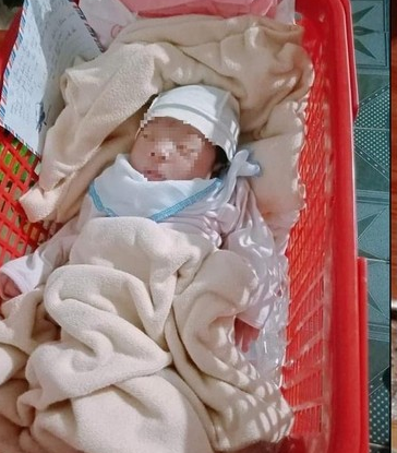  Bé sơ sinh bị bỏ rơi ven đường kèm tờ giấy nhờ nuôi hộ: Tối 19/9, người dân phát hiện một chiếc giỏ màu đỏ được đặt bên vệ đường thuộc thôn Thanh Tân, xã Sơn Nam, huyện Sơn Dương, tỉnh Tuyên Quang. Kiểm tra bên trong, người dân phát hiện một bé sơ sinh khoảng 1 tuần tuổi kèm theo quần áo, khăn, mũ và một tờ giấy.