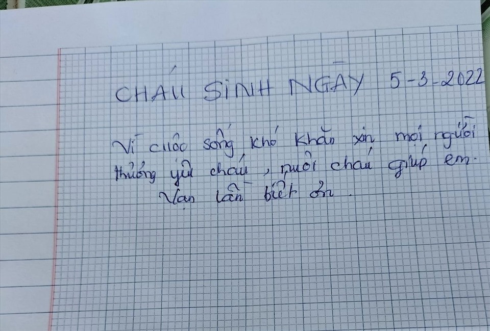 Tờ giấy này ghi: “Cháu sinh ngày 5/3/2022, vì cuộc sống khó khăn xin mọi người thương yêu cháu, nuôi cháu giúp em,…”. Sau khi phát hiện vụ việc, người dân đã trình báo chính quyền địa phương. Hiện em bé đang được chăm sóc tại khoa Sản của Trung tâm y tế huyện Hàm Thuận Bắc. Địa phương đã thông báo tìm người thân của cháu bé. 