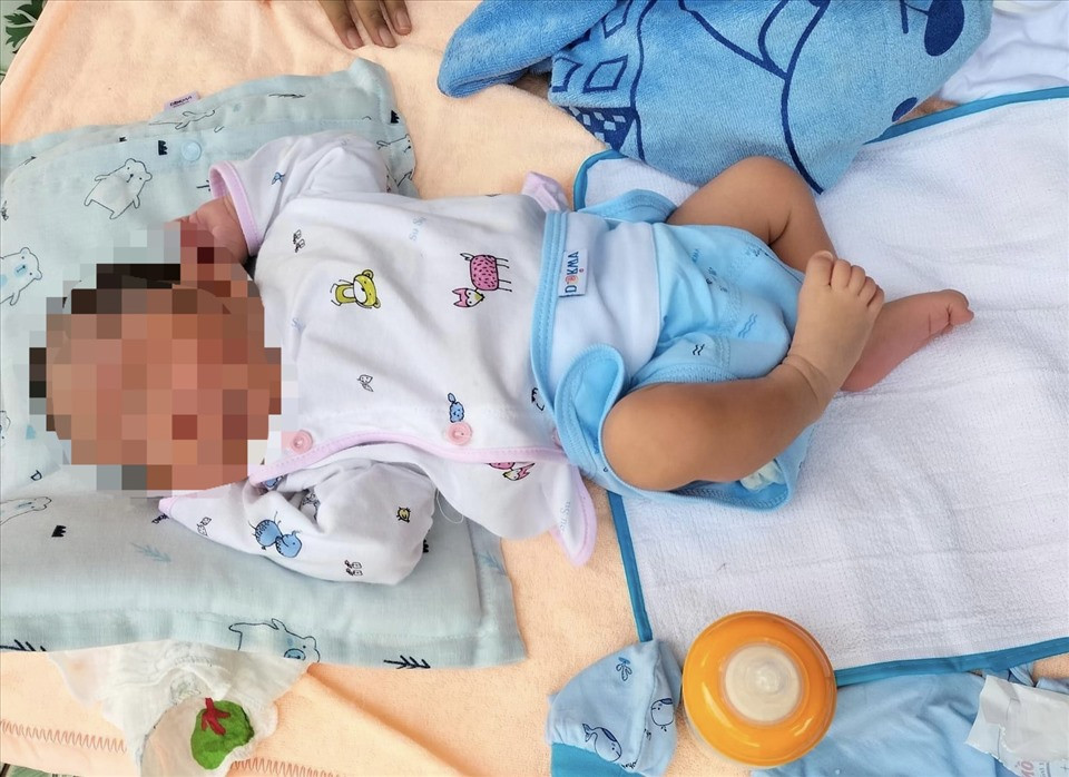  Bé sơ sinh 5 ngày tuổi bị bỏ rơi ngoài đường kèm tờ giấy "đau xót": Trưa 10/3, người dân phát hiện tại khu vực đường bê tông thuộc thôn An Phú, xã Hàm Chính, huyện Hàm Thuận Bắc, tỉnh Bình Thuận có một bé trai được đặt trong chiếc giỏ, đặt gần tường rào một hộ dân. Bên cạnh em bé sơ sinh ngoài sữa, tã còn có tờ giấy kèm những dòng chữ nhắn gửi. 