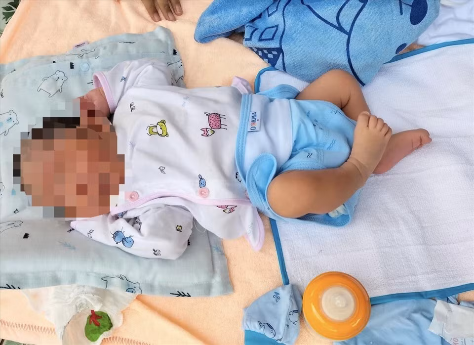  Bé sơ sinh 5 ngày tuổi bị bỏ rơi ngoài đường kèm tờ giấy "đau xót": Trưa 10/3, người dân phát hiện tại khu vực đường bê tông thuộc thôn An Phú, xã Hàm Chính, huyện Hàm Thuận Bắc, tỉnh Bình Thuận có một bé trai được đặt trong chiếc giỏ, đặt gần tường rào một hộ dân. Bên cạnh em bé sơ sinh ngoài sữa, tã còn có tờ giấy kèm những dòng chữ nhắn gửi. 