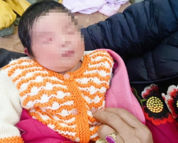  Bé gái 10 ngày tuổi bị mẹ ruột bỏ rơi gần bến đò: Ngày 20/11, người dân tại xã Tân Châu, huyện Khoái Châu, tỉnh Hưng Yên đã phát hiện một bé gái bị bỏ rơi gần khu vực bến đò Tân Châu. 