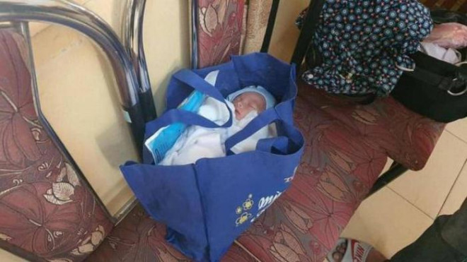  Bé trai 1 ngày tuổi bị bỏ rơi trong túi xách kèm lời nhắn xót xa: Ngày 7/5, Công an thị trấn Thường Tín (huyện Thường Tín, Hà Nội) tiếp nhận tin báo của người dân về việc phát hiện một cháu bé trai, 2,8kg, khoảng 1 ngày tuổi trên địa bàn. Bé trai được để trong túi xách màu xanh, bên trong có một số đồ dùng của trẻ sơ sinh và thư của người mẹ ghi: "Con sinh ngày 29/4/2022, con không nuôi được cháu, xin giúp con nuôi cháu". Tờ giấy còn viết thêm: "Mẹ chào con, mẹ yêu con".