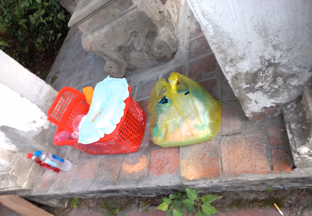 Qua trích xuất camera an ninh, công an xác định vào thời điểm trên, có 2 người đeo khẩu trang kín mặt mang theo một chiếc làn nhựa đến đặt trước cổng đền. Bên trong làn có một lá thư của người mẹ để lại ghi rõ cháu sinh ngày 14/7 và "vì hoàn cảnh gia đình không thể nuôi cháu nên xin nương nhờ cửa Phật". Bé gái này nặng 3kg, hoàn toàn khỏe mạnh. 