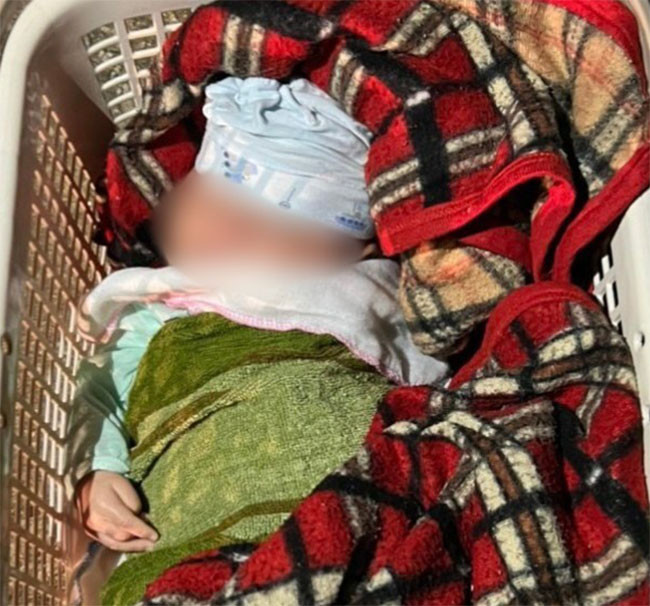 Cháu bé được đặt bên trong chiếc giỏ nhỏ kèm mảnh giấy với nội dung: "Do hoàn cảnh khó khăn, thiếu thốn, con không thể nuôi dưỡng cháu bé lớn khôn được. Cháu xin nhờ mọi người ai có điều kiện gặp được, xin mang cháu về nuôi dưỡng, chăm sóc, dạy dỗ cháu nên người. Cháu xin cảm ơn mọi người đã giúp đỡ cưu mang nuôi cháu. Cháu chưa được đặt tên". Sau đó, UBND xã Cao Sơn thông báo, ai là cha mẹ đẻ hoặc người thân của cháu bé đến UBND xã để làm thủ tục nhận con. Cháu bé đang được hai vợ chồng ở thị trấn Đà Bắc cưu mang chăm sóc. 