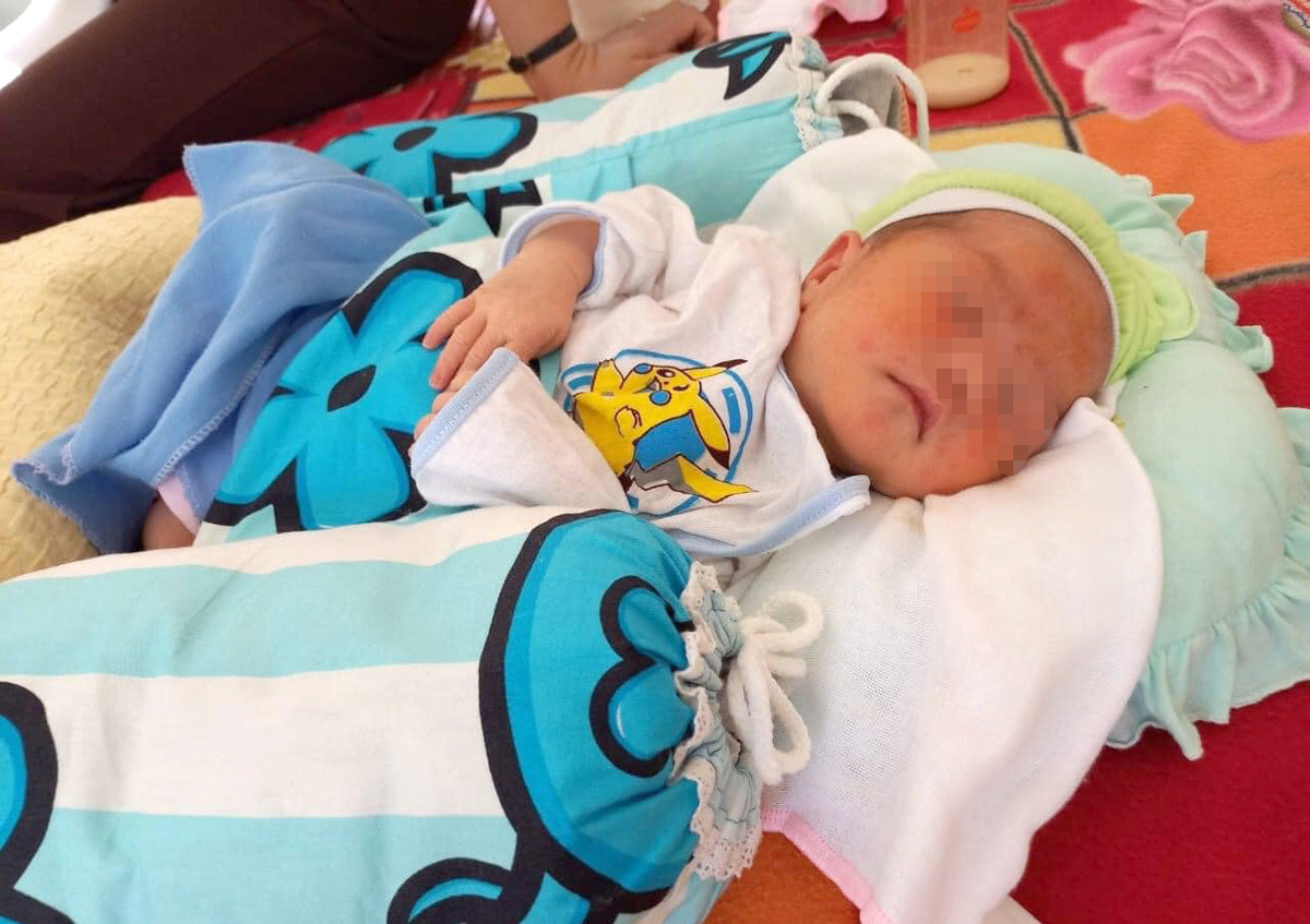 Bé gái sơ sinh bị bỏ lại cổng đền kèm lời nhắn: Sáng 18/7, người trông coi Đền Hồng Sơn (phường Hồng Sơn, thành phố Vinh, Nghệ An) nghe tiếng chó sủa inh ỏi nên đi ra kiểm tra. Khi ra cổng đền thì phát hiện một chiếc làn nhựa, bên trong có một bé gái cùng một số vật dụng sơ sinh.