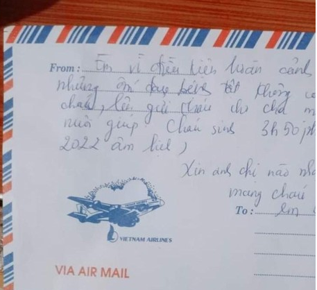Người viết bức thư trình bày: "Vì điều kiện hoàn cảnh sinh ra cháu nhưng ốm đau bệnh tật, không có khả năng nuôi cháu, nên gửi cháu cho cha mẹ nào đón cháu nuôi giúp. Cháu sinh ngày 14/9 (19/8/2022 âm lịch)". Sau thời gian thông báo, nếu cha mẹ cháu không đến nhận con, chính quyền địa phương sẽ tiến hành làm thủ tục đăng ký khai sinh và các thủ tục khác liên quan đến việc cho, nhận con nuôi theo quy định của pháp luật.