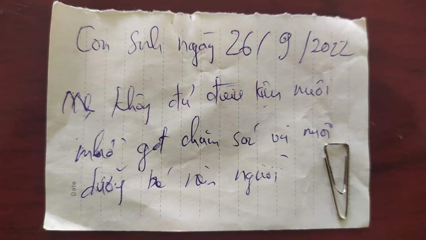 Bé gái 10 ngày tuổi bị bỏ rơi kèm lời nhắn "thương tâm" của người mẹ: Tối 3/10, gia đình bà Nguyễn Thị Uy (trú thôn Gia Miêu, xã Hà Long, huyện Hà Trung, tỉnh Thanh Hóa) phát hiện một giỏ nhựa có một bé gái sơ sinh được quấn chăn trước cổng nhà. Ngoài bé gái, trong giỏ còn có quần áo, bình sữa và một tờ giấy với nội dung “Con sinh ngày 26/9/2022, mẹ không đủ điều kiện nuôi, nhờ gia đình chăm sóc và nuôi dưỡng bé nên người”.