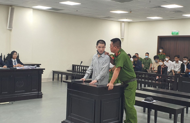 Ngày 17/1, khi thấy con gái có biểu hiện buồn nôn, mệt mỏi, chị L. đã đưa con đến Bệnh viện Đa khoa huyện Thạch Thất để cấp cứu, sau đó tiếp tục được chuyển đến tuyến trên để điều trị. Sau gần 2 tháng được các bác sĩ đầu ngành chăm sóc và chữa trị tích cực, tuy nhiên do vết thương quá nặng, bé Đỗ Ngọc A. đã qua đời. 