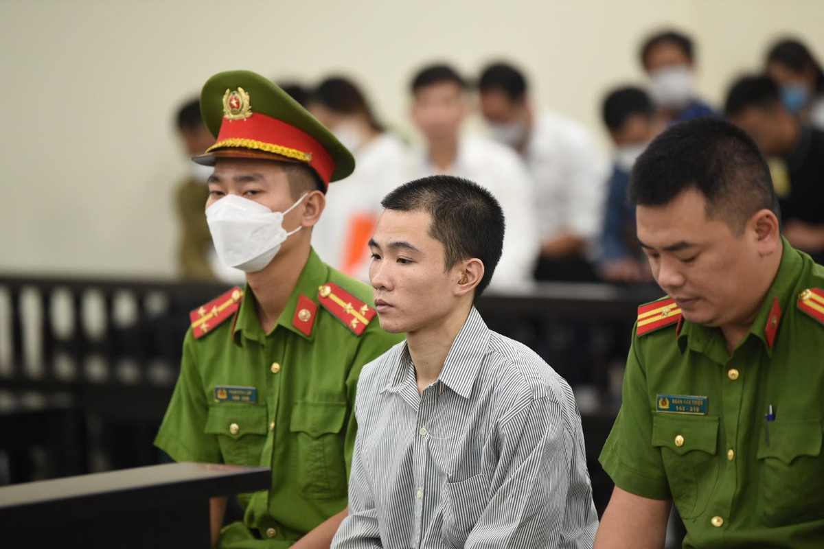 Viện Kiểm sát nhân dân TP.Hà Nội truy tố Nguyễn Trung Huyên về tội "Giết người", "Cố ý gây thương tích", quy định tại các điểm b, i, n, q, khoản 1, Điều 123 và điểm đ, khoản 2, Điều 134 Bộ luật Hình sự. Nguyễn Trung Huyên là kẻ đã bạo hành, đóng đinh vào đầu cháu bé 3 tuổi khiến nạn nhân tử vong.