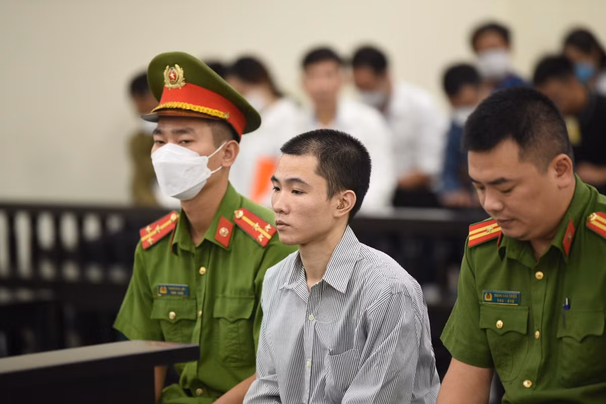 Viện Kiểm sát nhân dân TP.Hà Nội truy tố Nguyễn Trung Huyên về tội "Giết người", "Cố ý gây thương tích", quy định tại các điểm b, i, n, q, khoản 1, Điều 123 và điểm đ, khoản 2, Điều 134 Bộ luật Hình sự. Nguyễn Trung Huyên là kẻ đã bạo hành, đóng đinh vào đầu cháu bé 3 tuổi khiến nạn nhân tử vong.