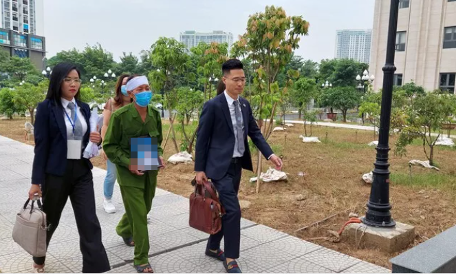 Trong quá trình sinh sống, Huyên thường xuyên hành hạ bé A. Từ 9/2021 tới 1/2022, Huyên đã 4 lần hành hạ cháu A. bằng nhiều thủ đoạn khác nhau như bắt nuốt đinh, đánh gãy tay và đóng đinh vào vùng đầu cháu A. Sau các lần bị hành hạ, cháu A. đều phải nhập viện cấp cứu.