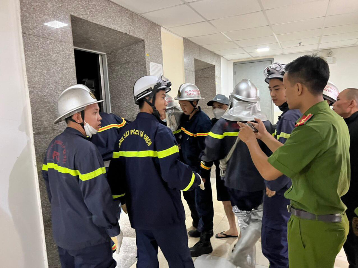 Giai cuu thieu nu bi mac ket trong thang may o Ha Noi