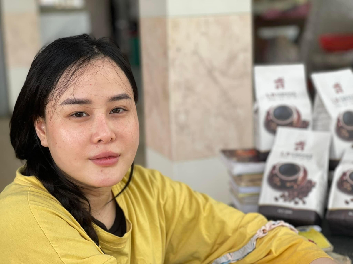 Thực tế, Vân Anh là chị cả trong gia đình có 3 chị em. Học hết lớp 8 trường làng thì Vân Anh bỏ ra Hà Nội bán quần áo rồi yêu và kết hôn với một người đàn ông quê Phú Thọ, sau gần 2 năm thì ly hôn. 