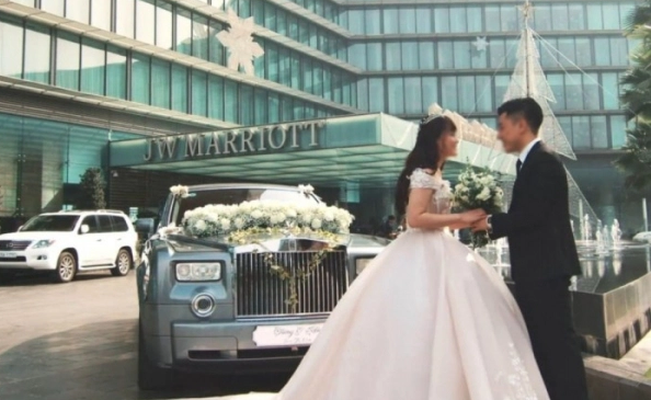 Quay trở lại Hà Nội, Vân Anh chính thức mở màn cho drama đình đám của mình bằng một đám cưới xa xỉ tại khách sạn 5 sao, mời vài trăm khách, của hồi môn mà theo thông tin từ nhà trai là chiếc Rolls Royce trị giá hàng chục tỷ đồng. Đáng nói, người đóng vai ông bố trong đám cưới này là một diễn viên khá quen mặt trên truyền hình. 