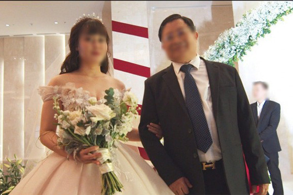 Sau một loạt những nghi vấn, gia đình nhà "chồng" cho rằng Vân Anh đã lừa họ để chiếm đoạt 17 tỷ đồng với chiêu trò thuê biệt thự, căn hộ hạng sang, ô tô hàng chục tỷ, thuê người đóng giả bố, thuê người tham gia dự tiệc đám cưới, thuê người đóng giả nhân viên công chứng để tặng nhà cho "chồng"... Sự thật, Vân Anh không có bố đại gia, bố mẹ cô ta đã ly hôn và nhà nghèo khó chứ không có của hồi môn là chiếc xe hàng chục tỷ tặng con. 