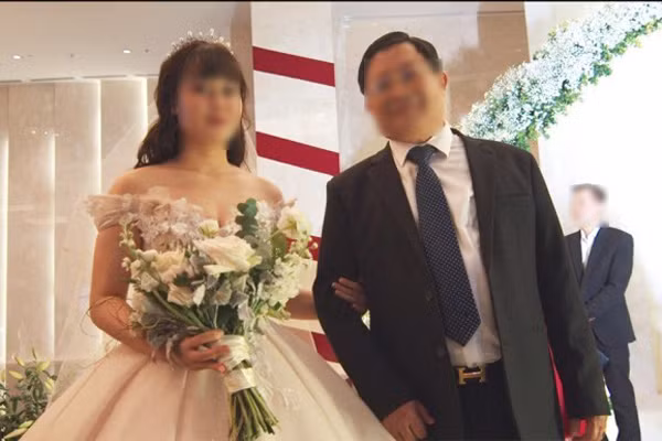 Sau một loạt những nghi vấn, gia đình nhà "chồng" cho rằng Vân Anh đã lừa họ để chiếm đoạt 17 tỷ đồng với chiêu trò thuê biệt thự, căn hộ hạng sang, ô tô hàng chục tỷ, thuê người đóng giả bố, thuê người tham gia dự tiệc đám cưới, thuê người đóng giả nhân viên công chứng để tặng nhà cho "chồng"... Sự thật, Vân Anh không có bố đại gia, bố mẹ cô ta đã ly hôn và nhà nghèo khó chứ không có của hồi môn là chiếc xe hàng chục tỷ tặng con. 