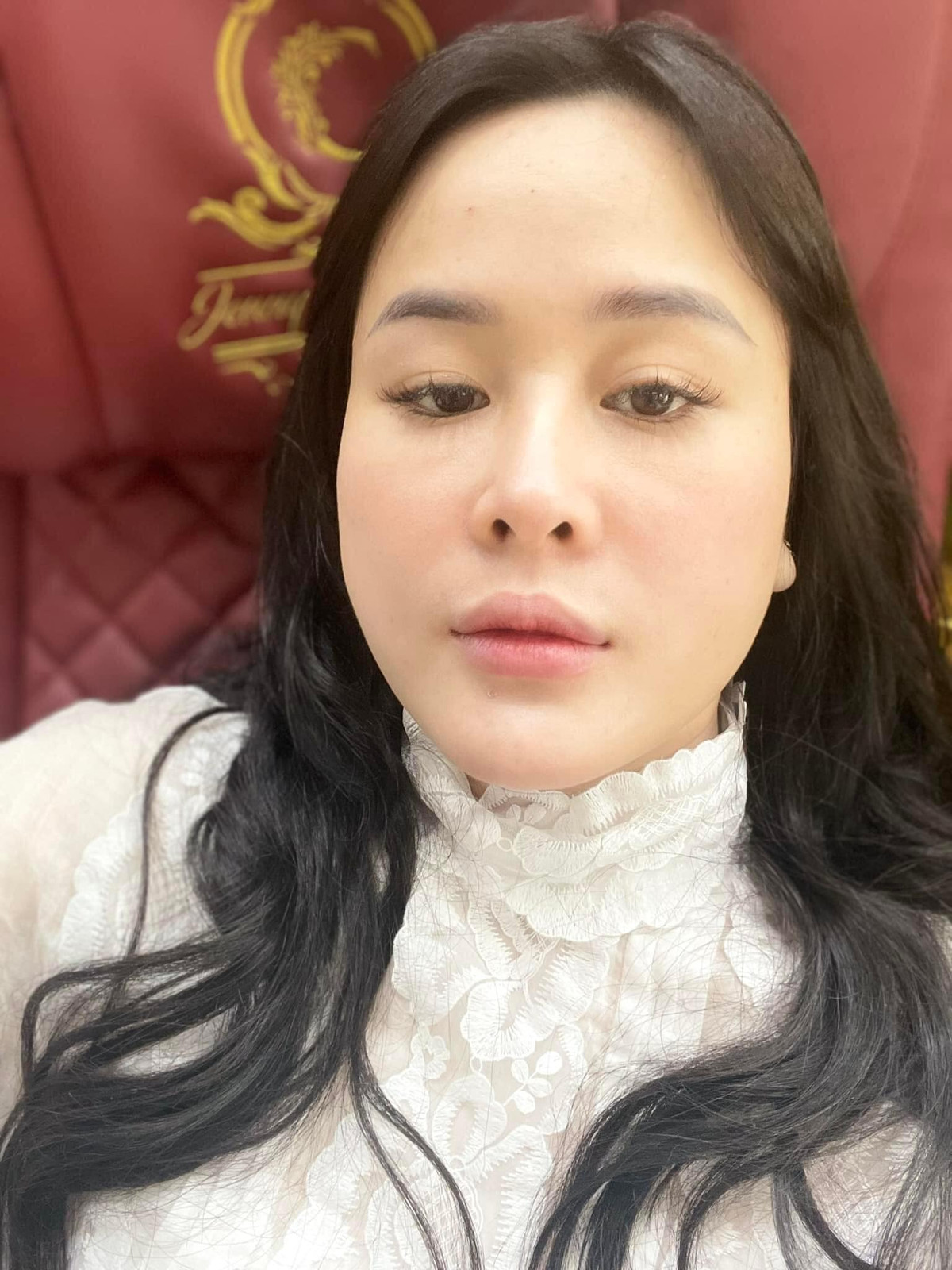 Đáng nói, theo chia sẻ từ gia đình Vân Anh với báo chí, tiếng là con gái bị người ta tố cáo lừa đảo nhiều tiền như vậy nhưng chỉ duy nhất có một lần cô ta gửi về nhà 3 triệu đồng. Vân Anh rất ít khi liên lạc về nhà, luôn lấy lý do bận công việc. Tất nhiên gia đình cô ta cũng không hề biết rằng, từ khi bỏ người chồng đầu có kết hôn đàng hoàng, thì trong vòng 4 năm tính đến nay, Vân Anh đã kịp tổ chức thêm 3 đám cưới. Đám cưới nào cũng hoành tráng, đều có những ông bố, bà mẹ giàu có xuất hiện, nếu không trong vai quan chức thì cũng trong vai doanh nhân thành đạt.