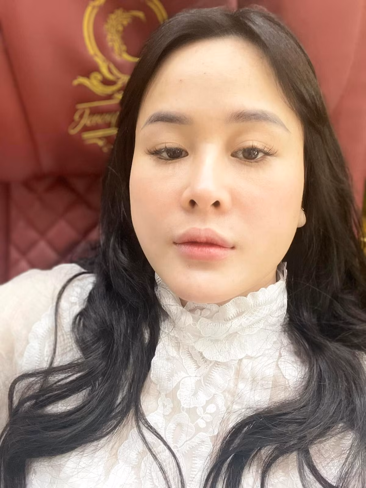 Đáng nói, theo chia sẻ từ gia đình Vân Anh với báo chí, tiếng là con gái bị người ta tố cáo lừa đảo nhiều tiền như vậy nhưng chỉ duy nhất có một lần cô ta gửi về nhà 3 triệu đồng. Vân Anh rất ít khi liên lạc về nhà, luôn lấy lý do bận công việc. Tất nhiên gia đình cô ta cũng không hề biết rằng, từ khi bỏ người chồng đầu có kết hôn đàng hoàng, thì trong vòng 4 năm tính đến nay, Vân Anh đã kịp tổ chức thêm 3 đám cưới. Đám cưới nào cũng hoành tráng, đều có những ông bố, bà mẹ giàu có xuất hiện, nếu không trong vai quan chức thì cũng trong vai doanh nhân thành đạt.