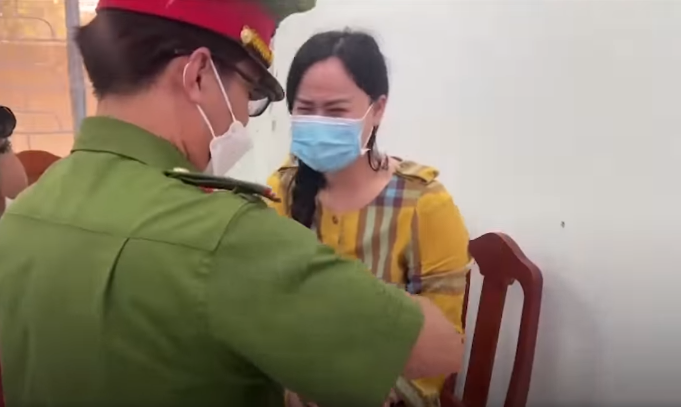 Có một chi tiết được nhiều người chú ý là khi tra tay vào còng số 8, bị can này đã òa khóc và tỏ ra ân hận về những việc mình đã làm. Tuy nhiên, những giọt nước mắt này đã quá muộn màng.