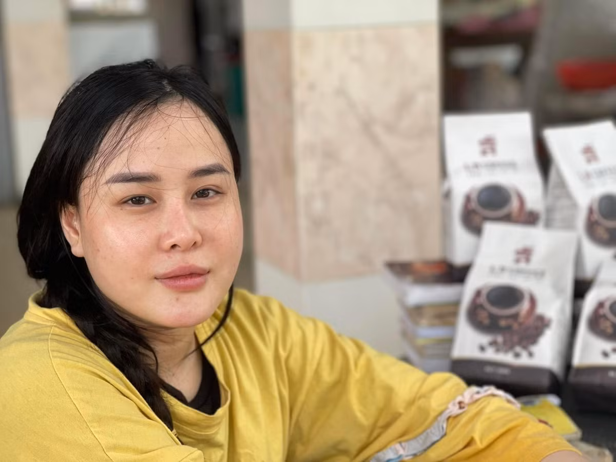 Thực tế, Vân Anh là chị cả trong gia đình có 3 chị em. Học hết lớp 8 trường làng thì Vân Anh bỏ ra Hà Nội bán quần áo rồi yêu và kết hôn với một người đàn ông quê Phú Thọ, sau gần 2 năm thì ly hôn. 