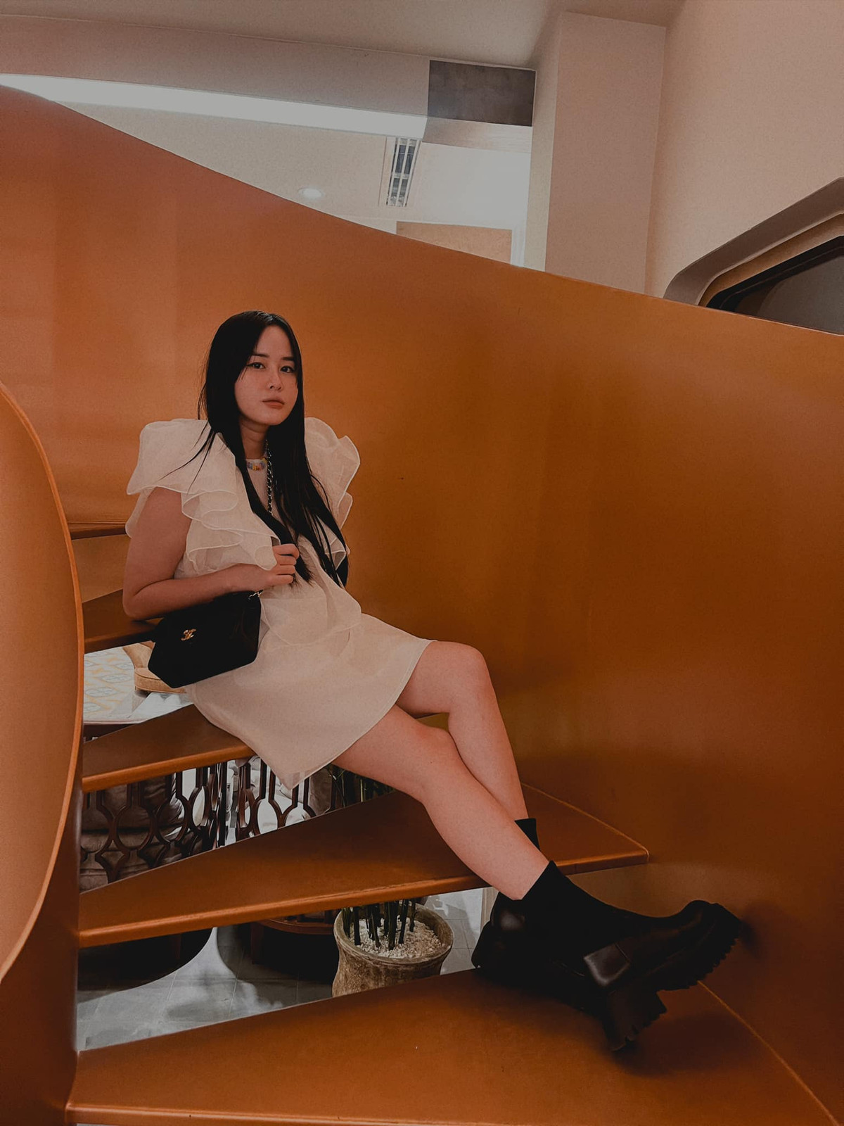 Khi nhân viên công ty giao xe, Vân Anh đã đọc hợp đồng, ký nhận xe và giấy tờ liên quan (bản photo công chứng). Cô gái cũng trả tiền thuê xe 3 tháng là 45 triệu đồng cùng chi phí 5 triệu đồng đem xe ra Phan Thiết giao. 