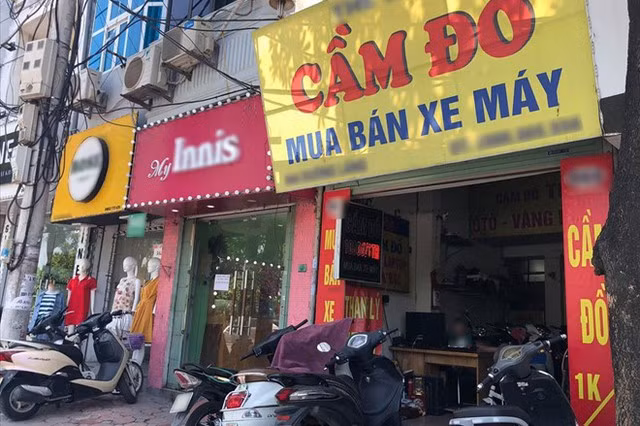 Do địa bàn thôn 3 có nhiều đường ngang, ngõ tắt, đầm tôm nên công an cũng chưa thể xác định được đối tượng nghi vấn kia sau khi ra khỏi nhà nạn nhân đã đi về đâu. Manh mối lúc này là truy tìm chiếc điện thoại bị mất của cháu bé. Hàng loạt các cửa hàng cầm đồ, sửa chữa, mua bán điện thoại cũ được rà soát nhưng không thu được kết quả. Các mũi trinh sát bám theo trục đường chính từ hiện trường về thị trấn Kiến Thụy cũng chẳng phát hiện ra manh mối nào về nghi phạm. (Ảnh minh họa)