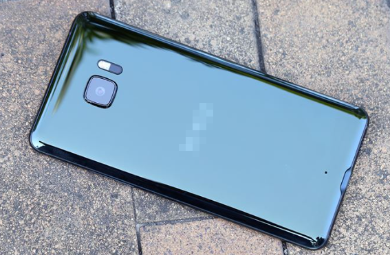 Khi mở rộng hiện trường, công an xác định các đồ vật, tài sản trong nhà vẫn còn nguyên vẹn, không có dấu hiệu bị cạy phá. Tuy nhiên, chiếc điện thoại mà cháu bé hay sử dụng thì đã biến mất. Các điều tra viên tiến hành rà soát toàn bộ các mối quan hệ làm ăn, bạn bè của gia đình ông S. cũng như của cháu bé. (Ảnh minh họa)