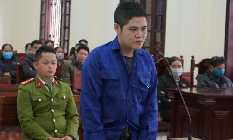 Khoảng 19h cùng ngày, ông Nguyễn Sỹ Hồng (bố của Thắng) ra gặp và mắng Thắng vì hay chơi bời, cờ bạc, cắm xe. Thắng bực bội đi bộ ra cầu đối diện nhà cháu P.T.M.M (SN 2005, ở thôn 5, xã Kiến Quốc) chơi, sau đó đi bộ lang thang trong thôn. Do sử dụng ma túy đá nên 21h30 cùng ngày, Thắng bị ảo giác về việc có người dẫn vào nhà cháu M. Thắng trèo qua tường vào nhà cháu M. Khi đến cửa thấy có 1 xe máy dựng vướng lối đi, Thắng dùng 2 tay quay đầu xe sang bên trái và mở cửa đi vào nhà. (Ảnh Zing.vn)