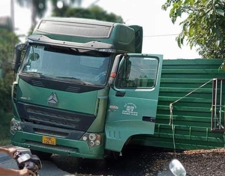 Phu Tho: Xe dau keo lat trung xe may, nguoi dan ong tu vong