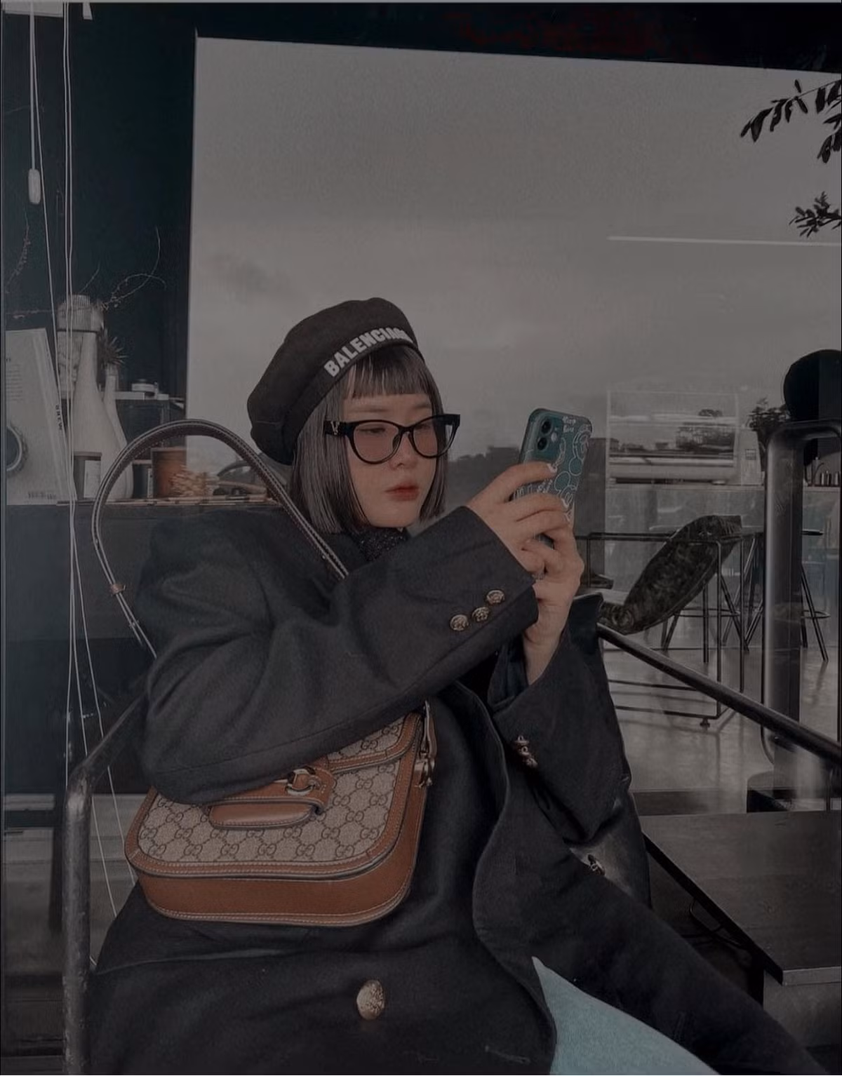 Ngôi nhà gia đình Vân Anh ở Bắc Giang là căn nhà 2 gian cấp 4 lợp mái tôn, trong nhà chỉ có vài chiếc giường cũ và chiếc quạt điện. 