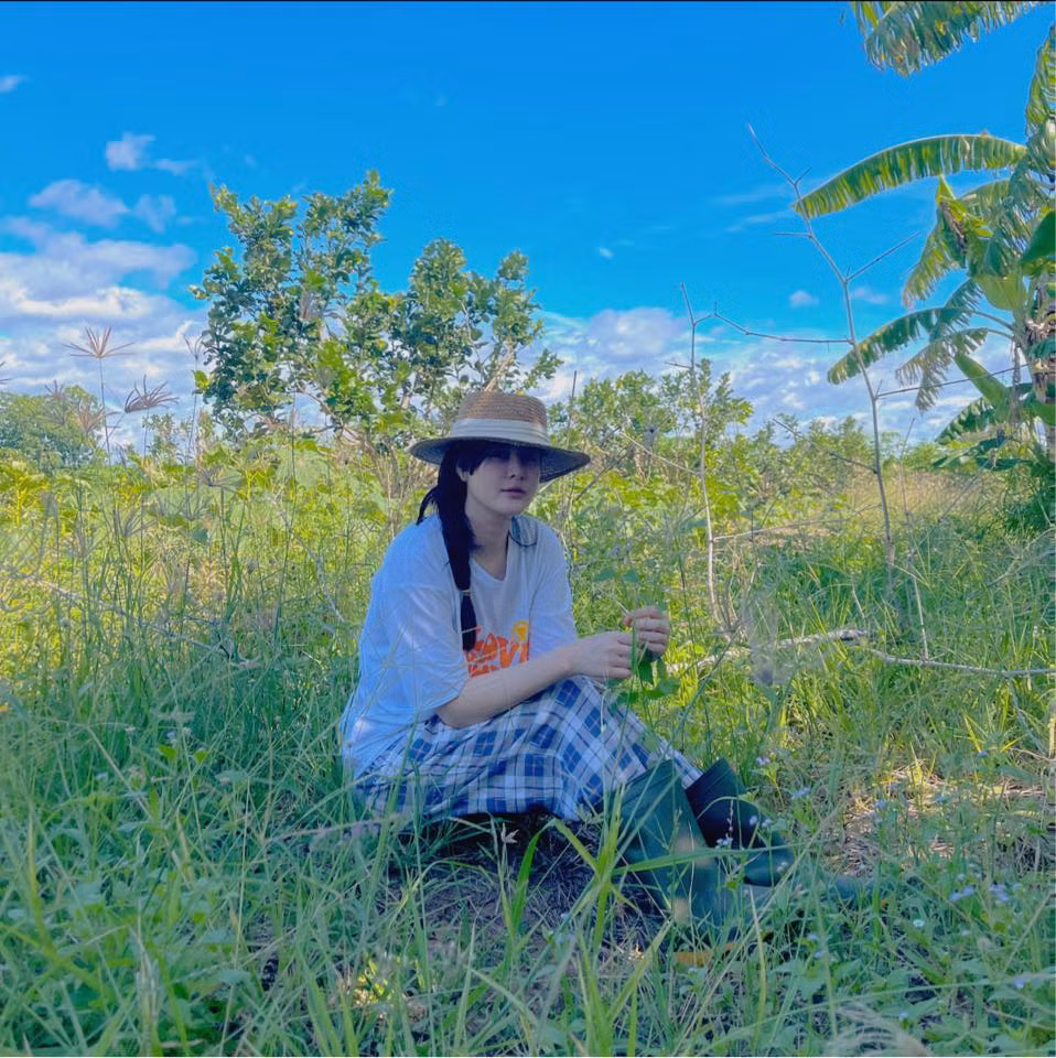 Tuy nhiên, đến ngày 24/4, hết hợp đồng, công ty cho thuê xe nhiều lần liên hệ yêu cầu trả xe nhưng Vân Anh không trả và cố tình trốn tránh. Tháng 6/2022, cô gái điều khiển xe ô tô thuê chạy đến TP Ninh Bình (tỉnh Ninh Bình) mở cửa hàng bán trái cây. Do cần vốn, Vân Anh đã bán xe thuê cho anh H (TP Hà Nội) với giá 450 triệu đồng, đã chuyển trả trước 390 triệu đồng. 