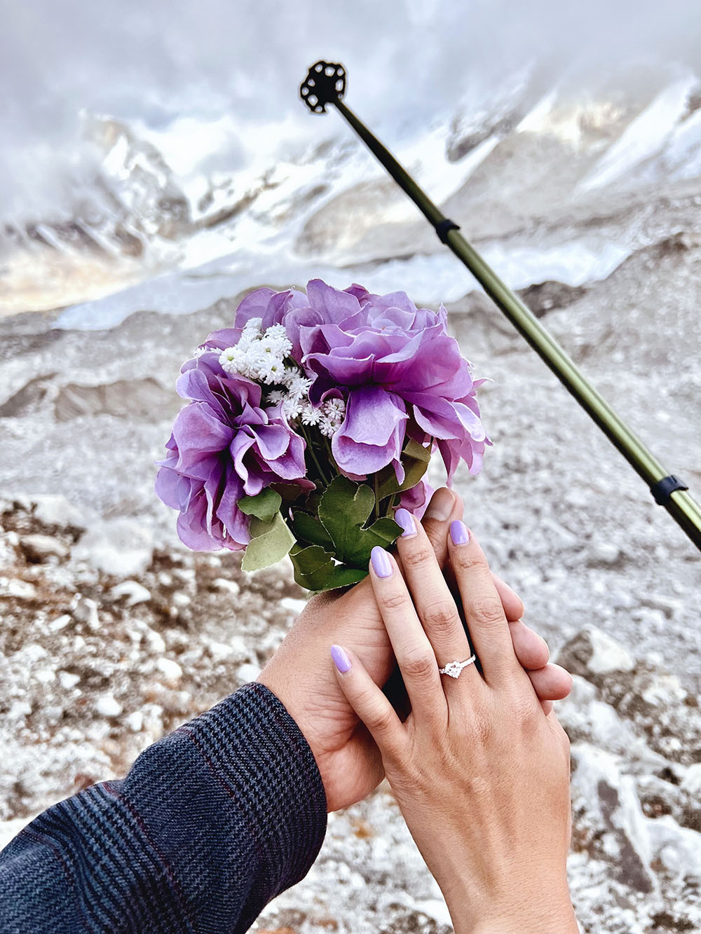 "Lúc này tôi chỉ biết biết ơn anh ấy vì đã cho tôi có được giây phút hạnh phúc tuyệt vời, khi được làm điều này ở trên nóc nhà thế giới. Cuộc sống vốn dĩ luôn có những khó khăn, thử thách, nhưng tôi tin rằng qua hơn 10 ngày leo được đến đây, chúng tôi trong tương lai sẽ cùng nắm tay nhau vượt qua tất cả để có được hạnh phúc của mình", chị Linh cho hay. 