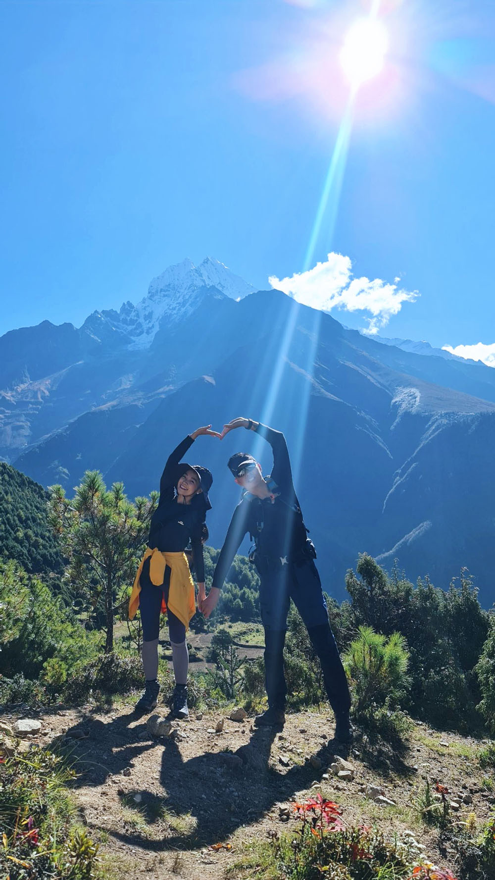 Everest Base Camp (độ cao 5.364m) chỉ là một trong rất nhiều đỉnh trong dãy Himalaya. Đỉnh cao nhất của Everest là đỉnh 8.848m, nóc nhà của Thế giới. Tuy nhiên để leo tới đỉnh 5.364m này cũng là một thử thách đầy khó khăn với người bình thường. Ở Việt Nam hiện có 4 người leo đến đỉnh Everest. Để leo đến đỉnh 8.848m phải tập luyện cả năm và leo trong khoảng 2 tháng. Chi phí tối thiểu để leo đến đỉnh 8.848m là 1,5 tỷ đồng và các gói hỗ trợ cao hơn có thể lên đến 5-6 tỷ đồng. 