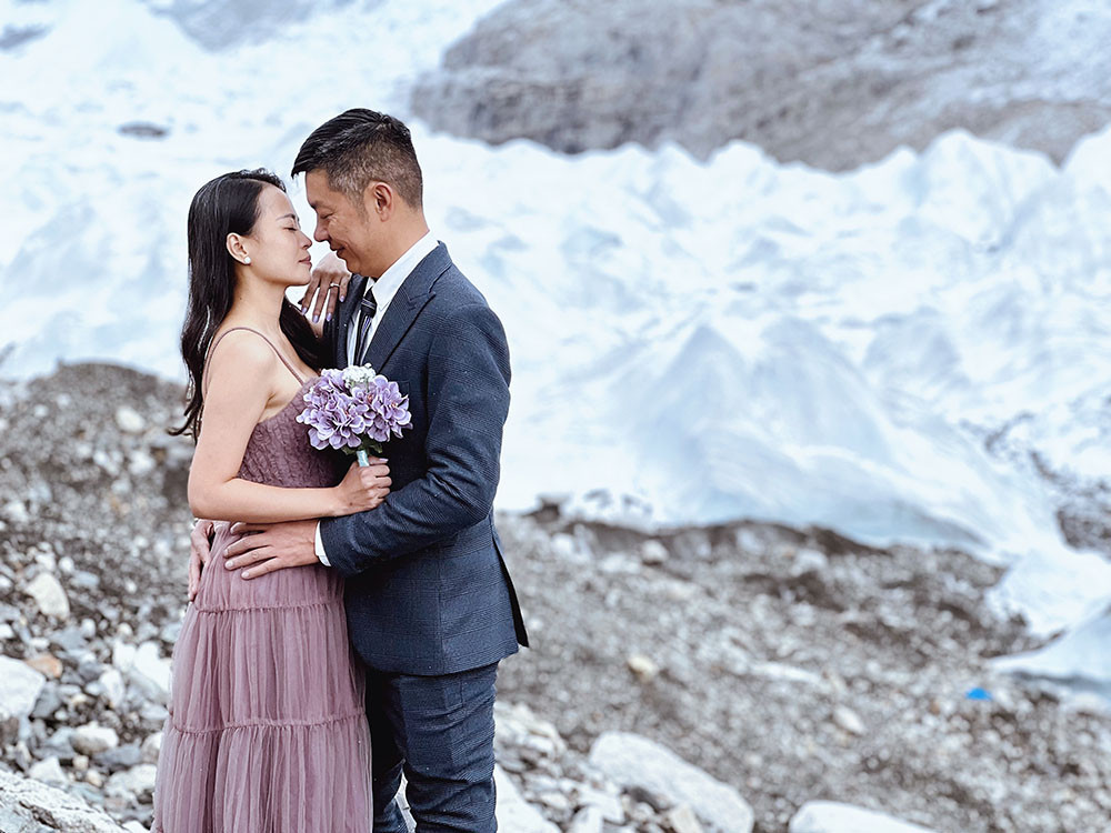 Anh Cường nói: "Từ khi yêu nhau, chúng tôi luôn đặt ra những mục tiêu đủ lớn để 2 người cùng hướng tới, cùng nhau vượt qua mọi khó khăn trở ngại của cuộc sống. Và việc leo lên Everest này cũng là một trong những mục tiêu mà chúng tôi phải cùng nhau thực hiện trong cuộc đời. Và còn gì tuyệt vời hơn khi tôi có thể cầu hôn với người mình yêu thương tại nơi gần với vũ trụ nhất mà con người có thể leo bộ đến được. Khởi đầu cho một hành trình mới của cuộc đời bằng một thử thách đủ lớn, đủ khó khăn, chúng tôi tin rằng mình sẽ còn có thể bên nhau chinh phục những mục tiêu lớn hơn nữa trong phần đời còn lại". 