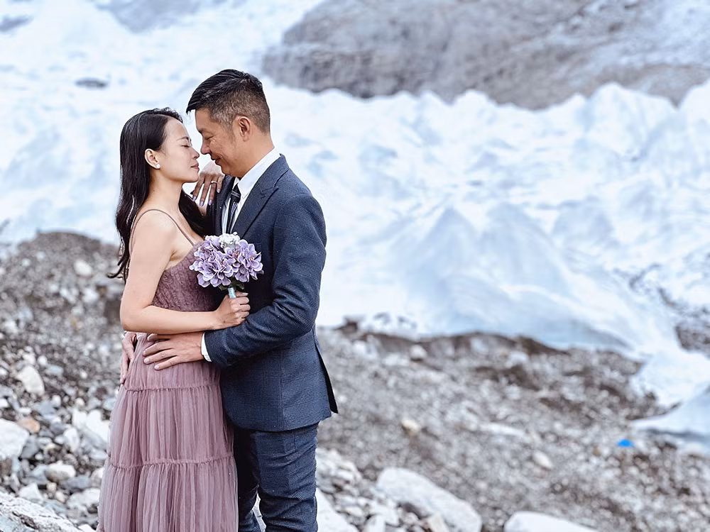 Anh Cường nói: "Từ khi yêu nhau, chúng tôi luôn đặt ra những mục tiêu đủ lớn để 2 người cùng hướng tới, cùng nhau vượt qua mọi khó khăn trở ngại của cuộc sống. Và việc leo lên Everest này cũng là một trong những mục tiêu mà chúng tôi phải cùng nhau thực hiện trong cuộc đời. Và còn gì tuyệt vời hơn khi tôi có thể cầu hôn với người mình yêu thương tại nơi gần với vũ trụ nhất mà con người có thể leo bộ đến được. Khởi đầu cho một hành trình mới của cuộc đời bằng một thử thách đủ lớn, đủ khó khăn, chúng tôi tin rằng mình sẽ còn có thể bên nhau chinh phục những mục tiêu lớn hơn nữa trong phần đời còn lại". 