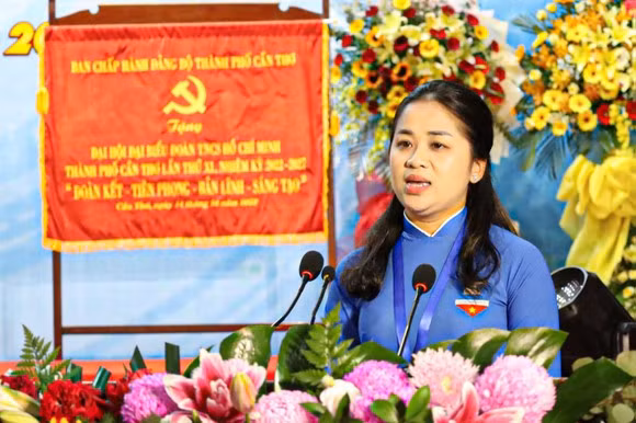 Tháng 10/2007 - 8/2012, chị là Uỷ viên Ban Cháp hành Thành Đoàn; Phó trưởng Ban Mặt trận thanh niên; Thường trực Hội LHTN Việt Nam TP Cần Thơ, tiếp đó làm Phó Chủ tịch Hội LHTN Việt Nam TP Cần Thơ. Tháng 8/2012 - 11/2012 chị là Uỷ viên Ban Thường vụ Thành Đoàn; Trưởng ban Đoàn kết tập hợp thanh niên; Phó Chủ tịch Thường trực Hội LHTN Việt Nam TP Cần Thơ. 