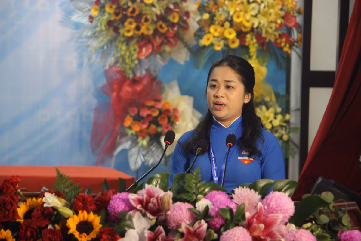 Chị Lư Thị Ngọc Anh (sinh năm 1985, ở Châu Thành A, Hậu Giang), có trình độ chuyên môn thạc sĩ chính trị học, trình độ chính trị cao cấp.