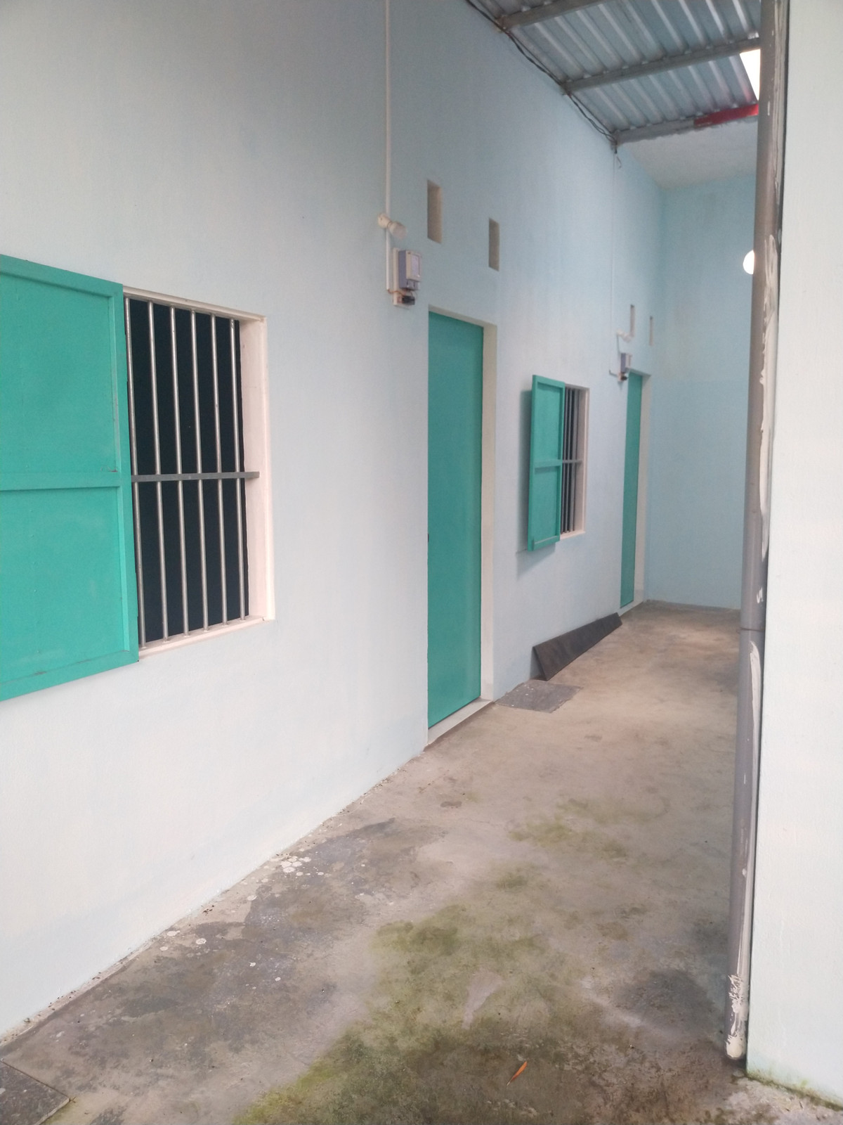 Qua kiểm tra hành chính về công tác đăng ký tạm trú, tạm vắng, trinh sát phát hiện tại xã Xuân Lộc, thị xã Sông Cầu có một số phụ nữ từ các tỉnh phía Nam ra thuê nhà ở trọ. Trong đó có chị Nguyễn Thị Thanh Trang (SN 1972, ở huyện Kế Sách, tỉnh Sóc Trăng) nhưng hơn một tuần trước chị đã về quê. Theo một số người quen không hiểu chị Trang có việc gì mà ra đi rất vội vã. Đi không kịp từ giã bạn bè và chiếc xe là của chị Trang. (Ảnh minh họa, nguồn ảnh: Internet)