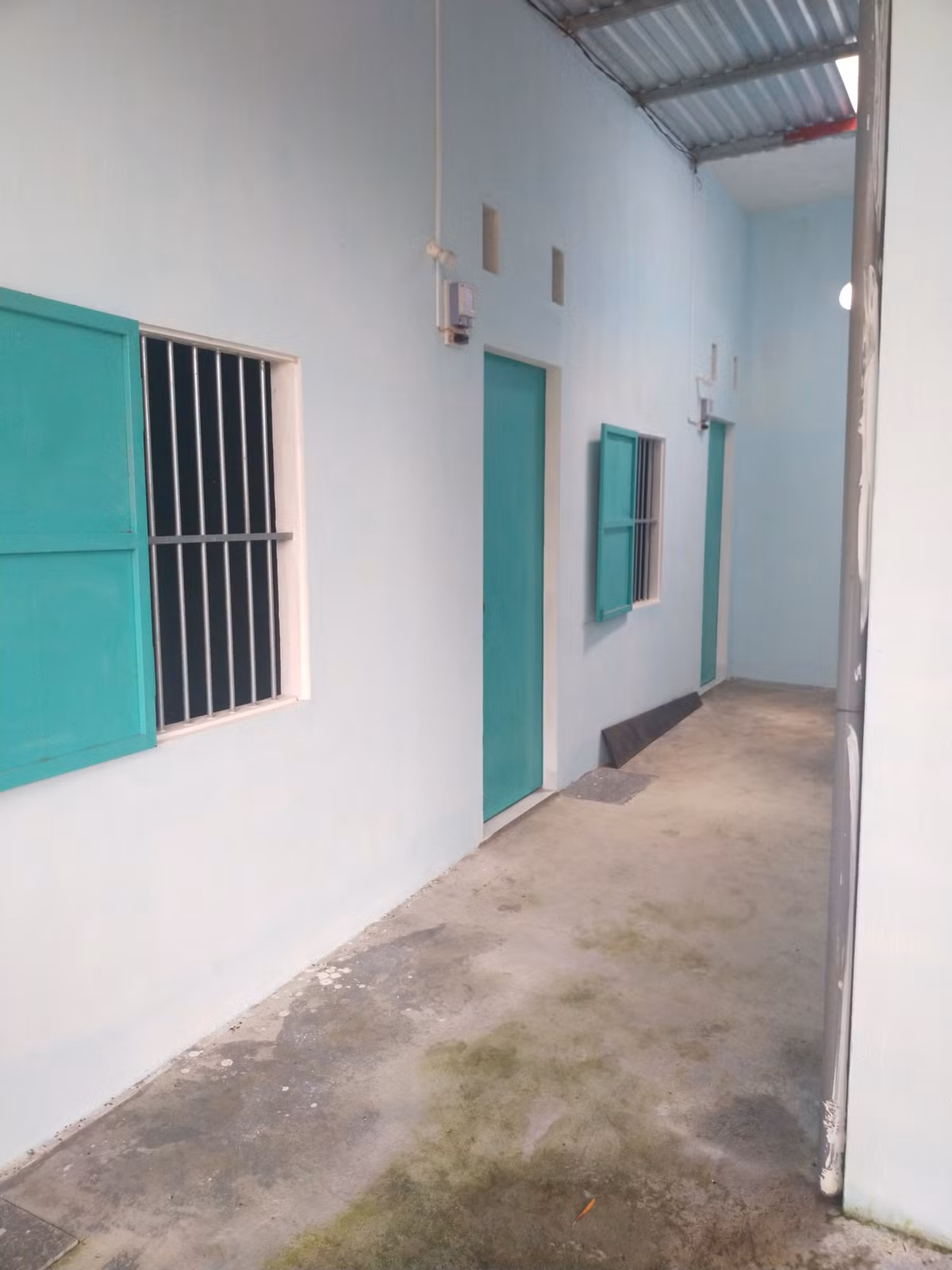 Qua kiểm tra hành chính về công tác đăng ký tạm trú, tạm vắng, trinh sát phát hiện tại xã Xuân Lộc, thị xã Sông Cầu có một số phụ nữ từ các tỉnh phía Nam ra thuê nhà ở trọ. Trong đó có chị Nguyễn Thị Thanh Trang (SN 1972, ở huyện Kế Sách, tỉnh Sóc Trăng) nhưng hơn một tuần trước chị đã về quê. Theo một số người quen không hiểu chị Trang có việc gì mà ra đi rất vội vã. Đi không kịp từ giã bạn bè và chiếc xe là của chị Trang. (Ảnh minh họa, nguồn ảnh: Internet)