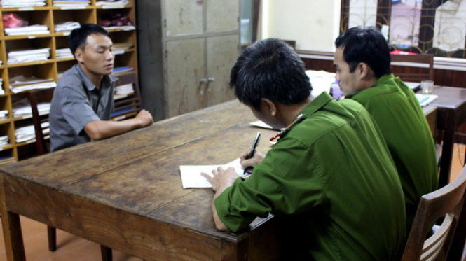 Hơn một tháng trời tích cực điều tra, tung tích về hung thủ gây án vẫn là một ẩn số. Trong khi đó, dư luận địa phương lại hết sức hoang mang. Những lời đồn thổi rùng rợn, những câu chuyện ma quái được thêu dệt xung quanh cái xác không đầu mỗi ngày được lan ra rộng hơn. Sau 2 tháng khẩn trương điều tra, Ban Chỉ đạo vụ án đã truy bắt khẩn cấp 3 đối tượng. (Ảnh Sùng Mí Sính - 1 trong 3 đối tượng)