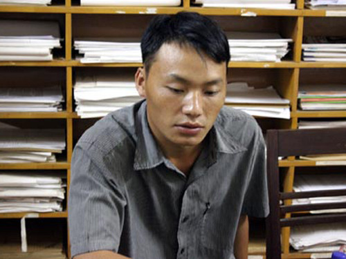 Ba hung thủ gồm: Sùng Mí Pó (SN 1982), Sùng Mí Cho (SN 1985), Sùng Mí Sính (SN 1990), cả 3 đều là người dân tộc Mông, ở xóm Vị Ke, xã Nậm Ban, huyện Mèo Vạc. Theo kết quả điều tra và lời khai ban đầu của ba đối tượng trong vụ án "xác chết không đầu," chiều 4/8, trên đường đi lấy củi, đối tượng Sùng Mí Pó gặp Tráng A Miều (nạn nhân trong vụ án), Miều có hỏi Pó “Nhà có bò bán không”, Pó đáp là "không có", rồi tiếp tục đi lấy củi.