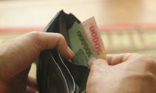 Sau khi gây án, 3 đối tượng đã lấy chiếc ví của nạn nhân, bên trong có 1 triệu đồng và một số giấy tờ liên quan. Đối tượng Sùng Mí Pó chia số tiền lấy từ bị hại cho Sùng Mí Cho và Sùng Mí Sính mỗi người 333.000 đồng, còn Pó thì được 334.000 đồng. (Ảnh minh họa)