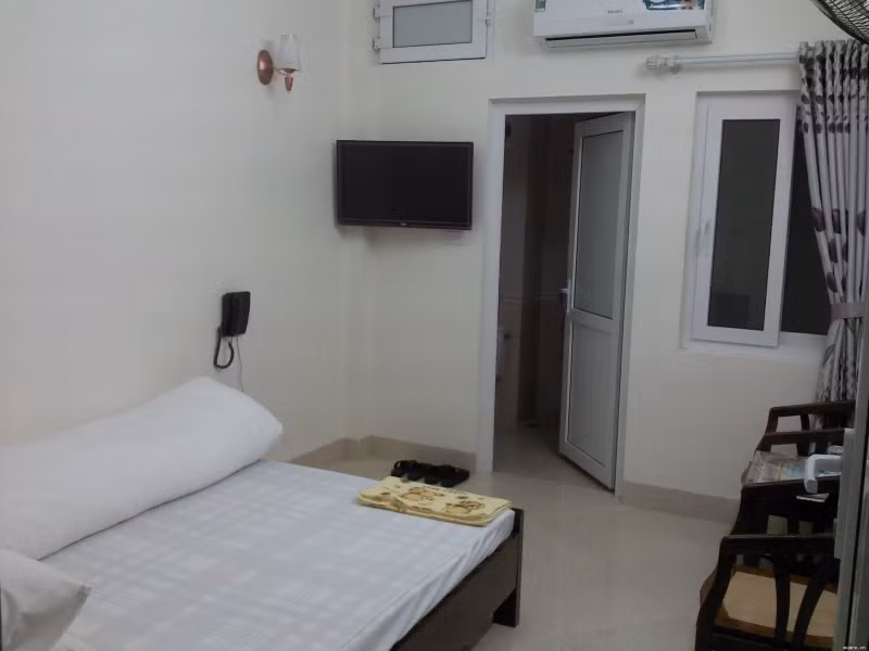 Một tổ công tác của Công an Hải Dương kết hợp với Công an huyện Quỳnh Phụ tiến hành rà soát hàng loạt tụ điểm khách sạn, nhà nghỉ. Qua đó, các trinh sát được chủ một nhà nghỉ cung cấp thông tin, tối 15/12/2012 có một người đàn ông đi xe máy Yamaha màu đỏ đen đến thuê phòng và rời đi vào sáng 16/12. (Ảnh minh hoạ) 