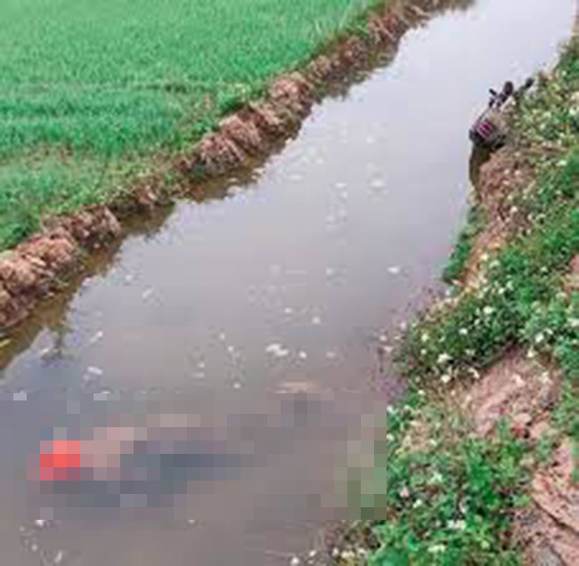  Nạn nhân tử vong nhưng đầu vẫn đội mũ bảo hiểm, một số đồ trang sức vẫn còn. Công an tìm thấy trong tư trang cá nhân có 3 giấy chứng minh nhân dân của 3 người khác nhau. Một người ở Hải Dương, một người ở Hải Phòng và người kia ở Thái Bình. (Ảnh minh hoạ, nguồn ảnh Đại Đoàn kết)