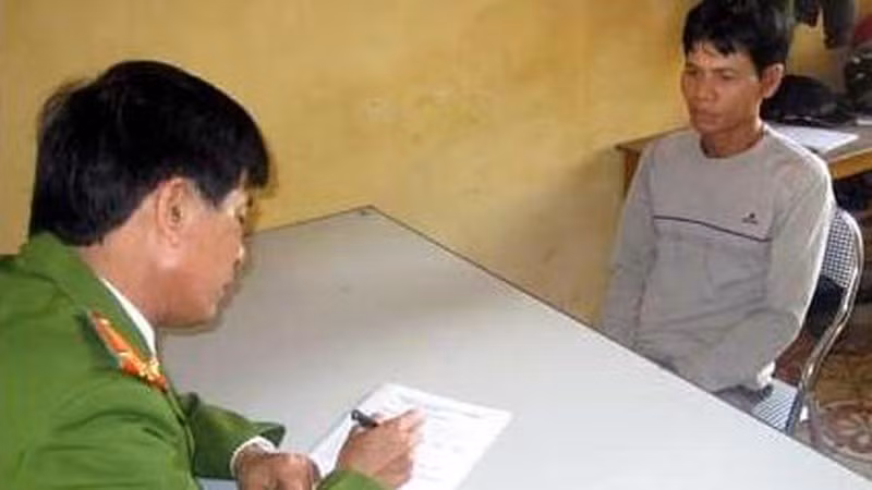 Từ những miêu tả về hình dáng, đặc điểm nhận dạng, Công an tỉnh Hải Dương đã làm rõ người đàn ông đi chiếc xe máy của chị L là Nguyễn Thanh Thùy ( SN 1965, trú tại Văn Diệm, Hưng Thái, Ninh Giang, Hải Dương). Các trinh sát phát hiện đối tượng này có quan hệ thân thiết với nạn nhân. Cùng với hàng loạt thông tin, chứng cứ khác thu thập được sau đó, Công an tỉnh Hải Dương xác định, Thùy là nghi phạm sát hại chị L. 