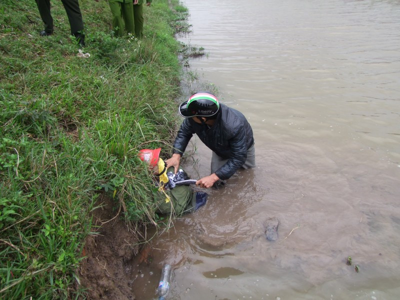 Chiều 15/12, Thùy rủ chị L sang Thái Bình chơi. Khi quay về, với dã tâm cướp xe để trả nợ, Thùy lấy lý do mệt nên bảo chị L lái và mình ngồi phía sau. Khi đi tới cánh đồng vắng vẻ ở xã Hưng Thái (Ninh Giang, Hải Dương), Thùy bất ngờ lấy con dao mang theo đâm chị L. Bị đâm bất ngờ, chị L ngã xuống mương nước. Thùy lao theo đâm thêm hơn 10 nhát và dìm nạn nhân cho đến khi tử vong. Gây án xong, Thùy lấy xe máy của chị L rồi rời khỏi hiện trường cho đến khi bị bắt giữ.