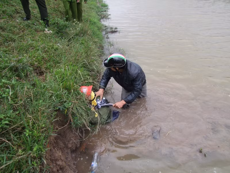 Chiều 15/12, Thùy rủ chị L sang Thái Bình chơi. Khi quay về, với dã tâm cướp xe để trả nợ, Thùy lấy lý do mệt nên bảo chị L lái và mình ngồi phía sau. Khi đi tới cánh đồng vắng vẻ ở xã Hưng Thái (Ninh Giang, Hải Dương), Thùy bất ngờ lấy con dao mang theo đâm chị L. Bị đâm bất ngờ, chị L ngã xuống mương nước. Thùy lao theo đâm thêm hơn 10 nhát và dìm nạn nhân cho đến khi tử vong. Gây án xong, Thùy lấy xe máy của chị L rồi rời khỏi hiện trường cho đến khi bị bắt giữ.