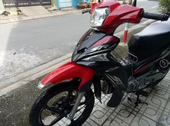 Những tình tiết rất "bất nhất" này khiến các điều tra viên đặt ra nhiều giả thuyết, trong đó rất có thể vào chiều 15/12, chị L đã đi cùng ai đó mà không tiện "nói ra". Chị L là phụ nữ độc thân, chồng đã mất từ nhiều năm trước. Vì vậy, Công an Hải Dương đã bố trí lực lượng chốt trực dọc các tuyến đường huyết mạch từ Ninh Giang đi TP Hải Dương, Hải Phòng và Thái Bình nhằm truy tìm chiếc xe của chị L. Một nhân chứng cho biết, có một người đàn ông đi xe máy Yamaha màu đỏ đen đi qua cầu sông Luộc từ Ninh Giang sang huyện Quỳnh Phụ (Thái Bình). Khi đến giữa cầu đã dừng lại vứt một vật giống như dao xuống sông. (Ảnh minh hoạ)