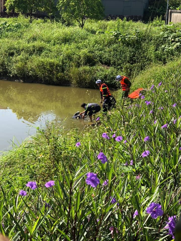 Nhận được tin báo Công an xã Nguyễn Trãi đã báo cáo Lãnh đạo công an huyện Thường Tín. Lãnh đạo Công an huyện đã cử đội ĐTTH, Đội Cảnh sát phòng cháy chữa cháy đến hiện trường. 