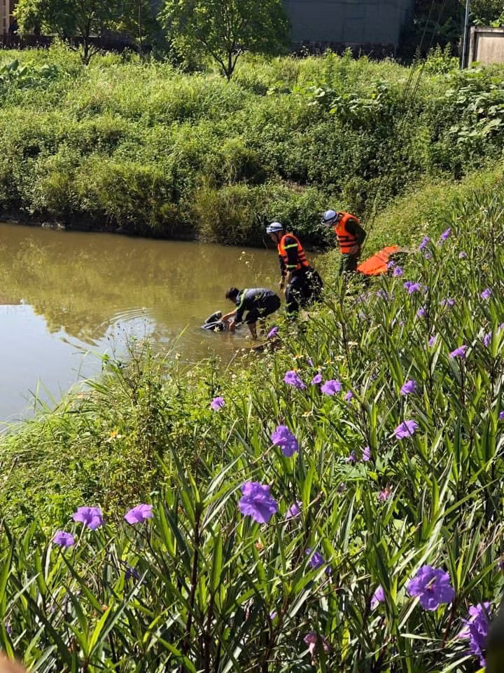Nhận được tin báo Công an xã Nguyễn Trãi đã báo cáo Lãnh đạo công an huyện Thường Tín. Lãnh đạo Công an huyện đã cử đội ĐTTH, Đội Cảnh sát phòng cháy chữa cháy đến hiện trường. 